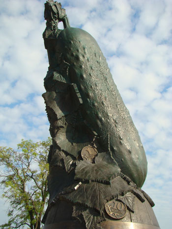 Памятник огурцу-кормильцу