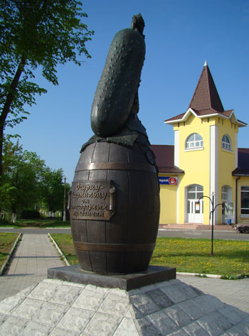 Памятник огурцу-кормильцух